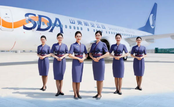 恒盛策略 山东航空女乘务员制服可选裤装 平底鞋取代高跟鞋